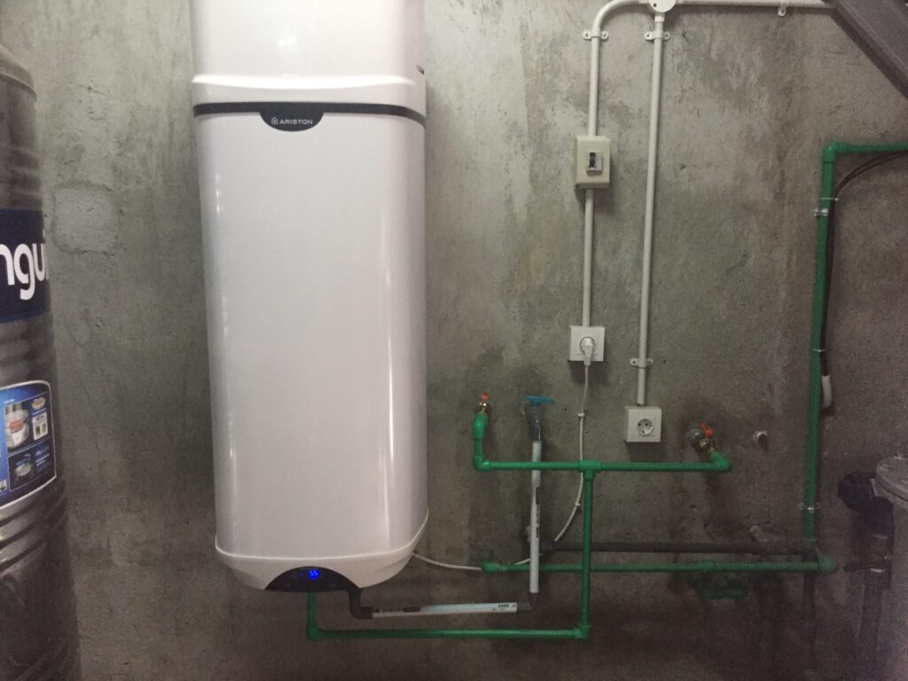Water Heater untuk Menunjang Fasilitas Bisnis Lapangan Padel