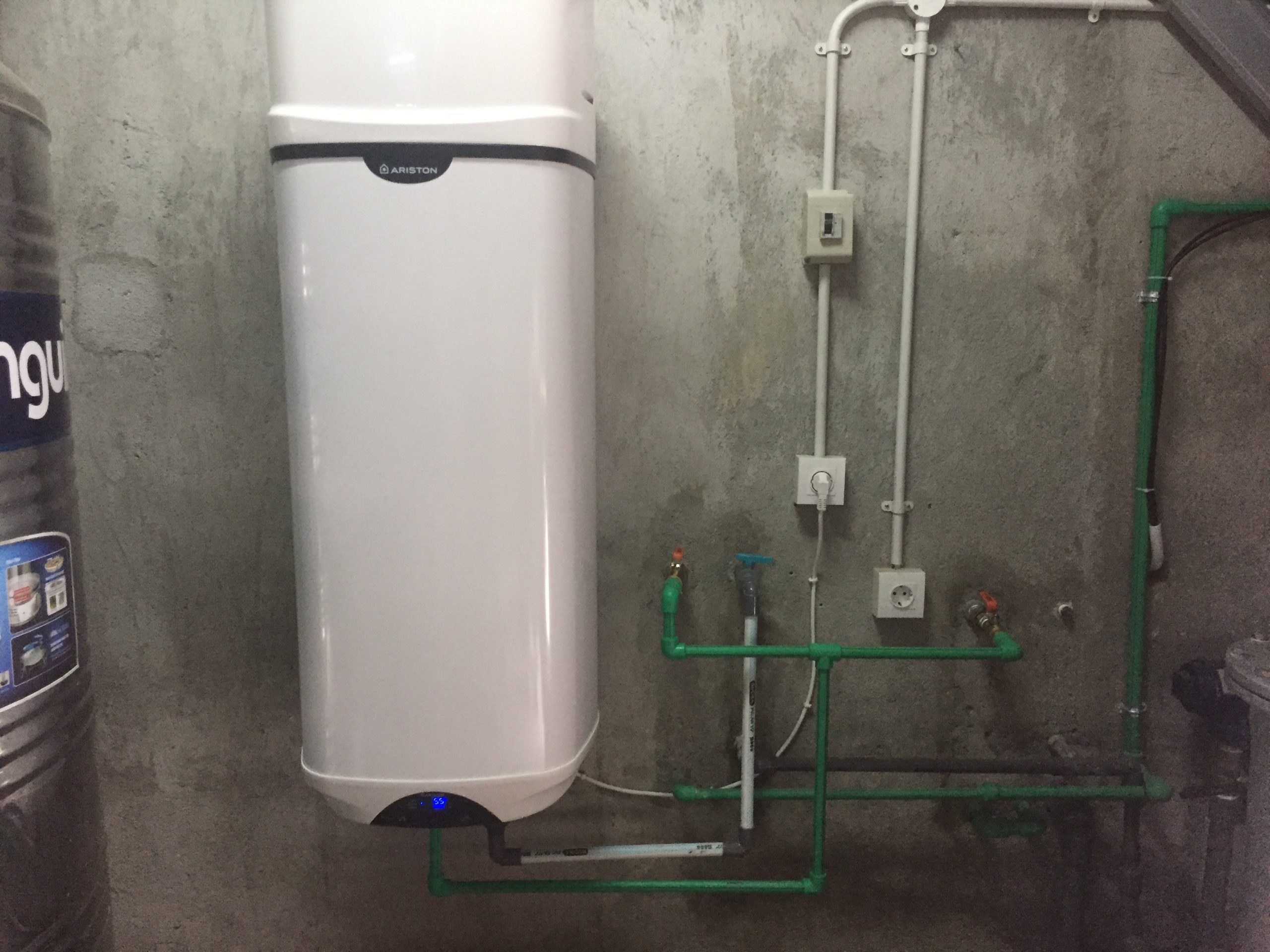 Water Heater untuk Menunjang Fasilitas Bisnis Lapangan Padel