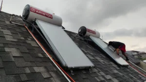 Panel solar water heater terpasang di atap rumah menghadap ke utara untuk efisiensi maksimal.